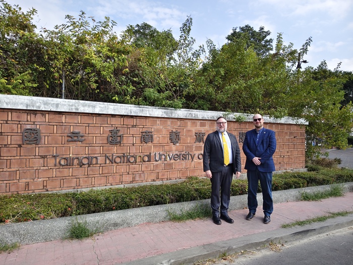 外賓於校門口合照