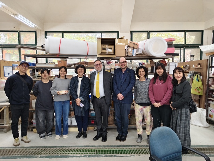 參訪應用藝術研究所陶瓷工作室合照