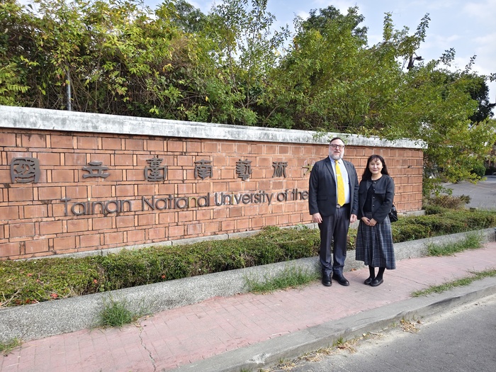 謝斐紋國際長與外賓於校門口合照