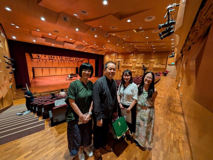 Lee Foundation Theatre of NAFA 與音樂學院院長合照