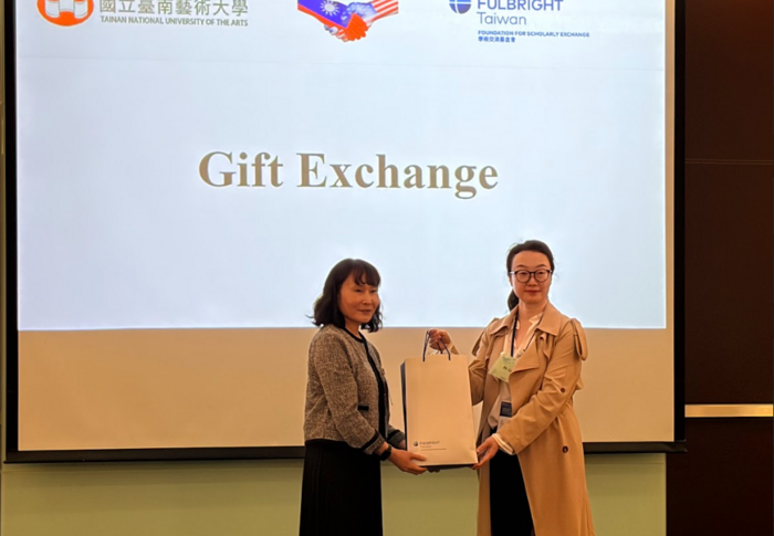 雙方互贈紀念品並合影留念