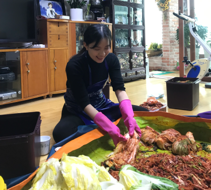 同學於韓國體驗泡菜製作活動