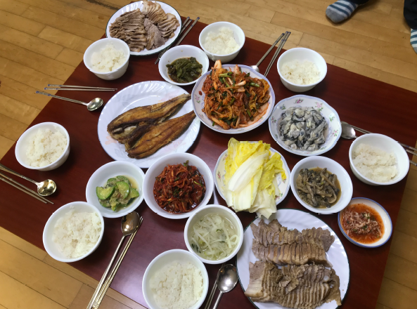 於韓國享用泡菜與水煮白肉餐