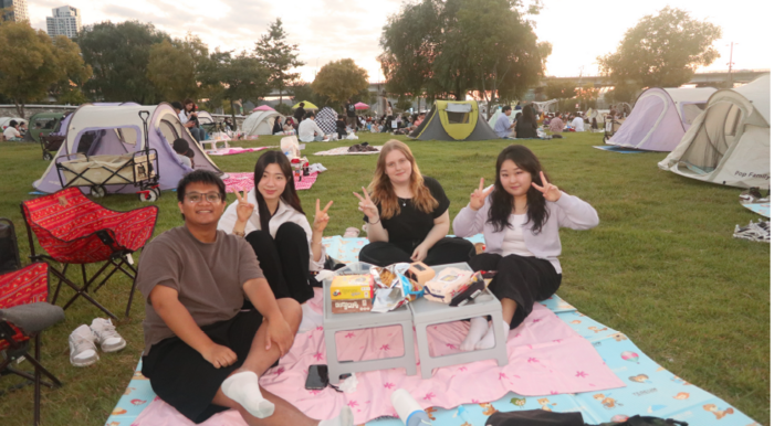 同學於韓國漢江的公園草地上野餐