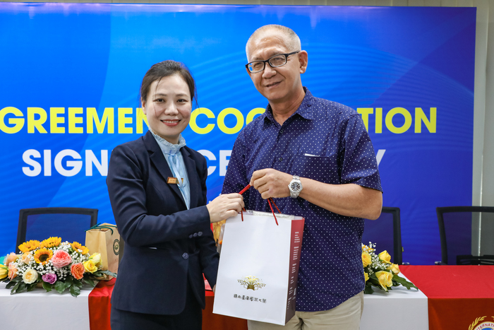 陳泓易國際長代本校致贈禮物給西貢國際大學副校長