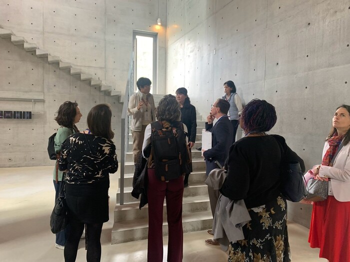美國訪問團來到漢寶德紀念館聽展覽說明